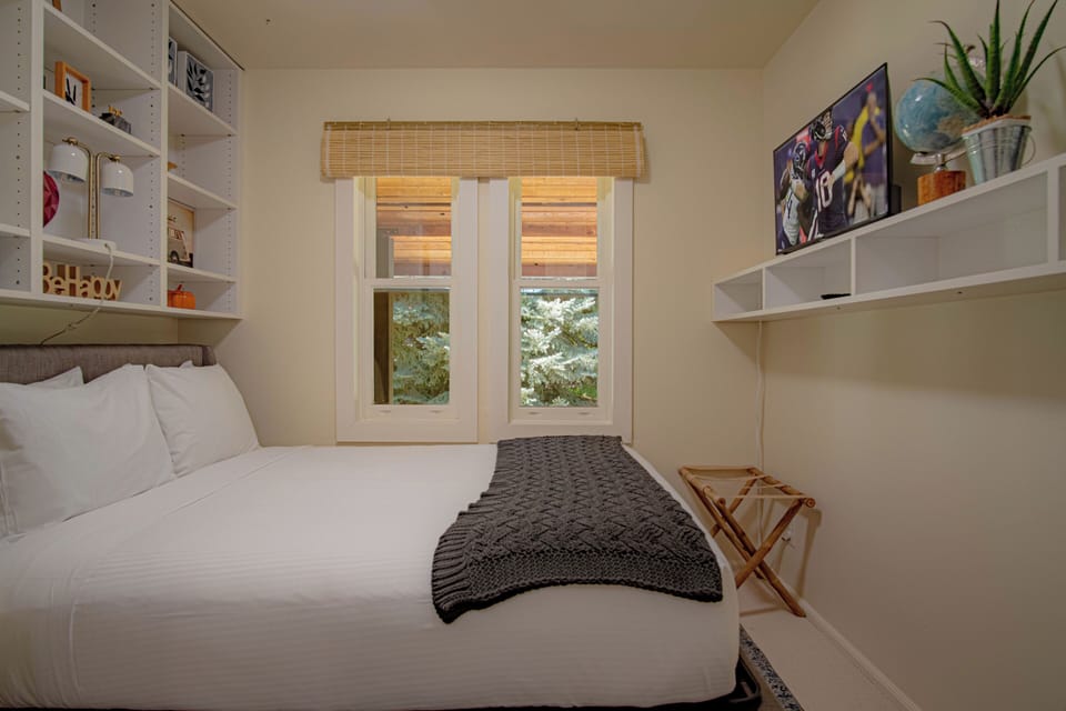 Full bed & Smart TV