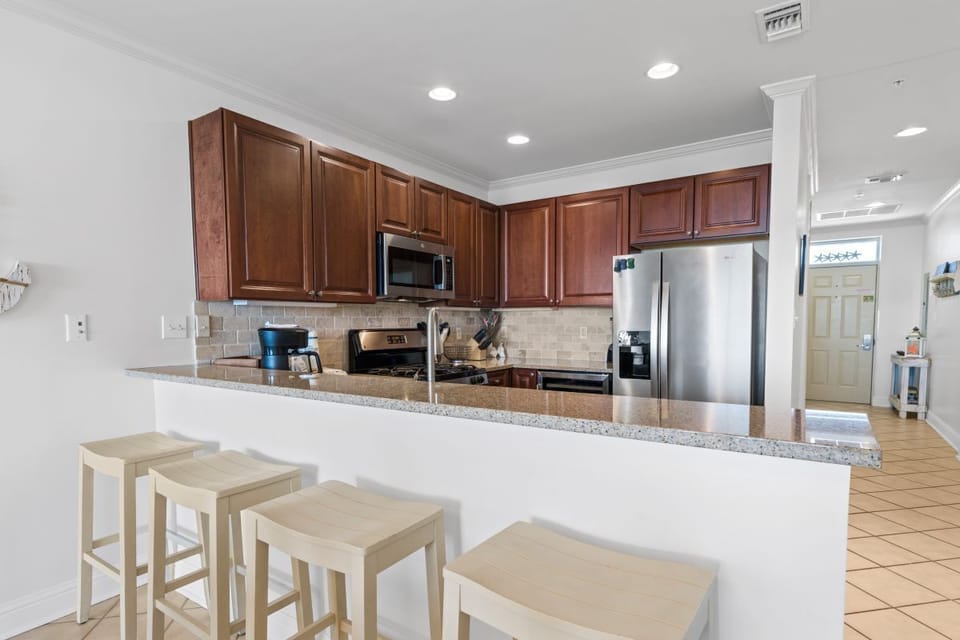 Wharf 821 Kitchen counter Seats 4