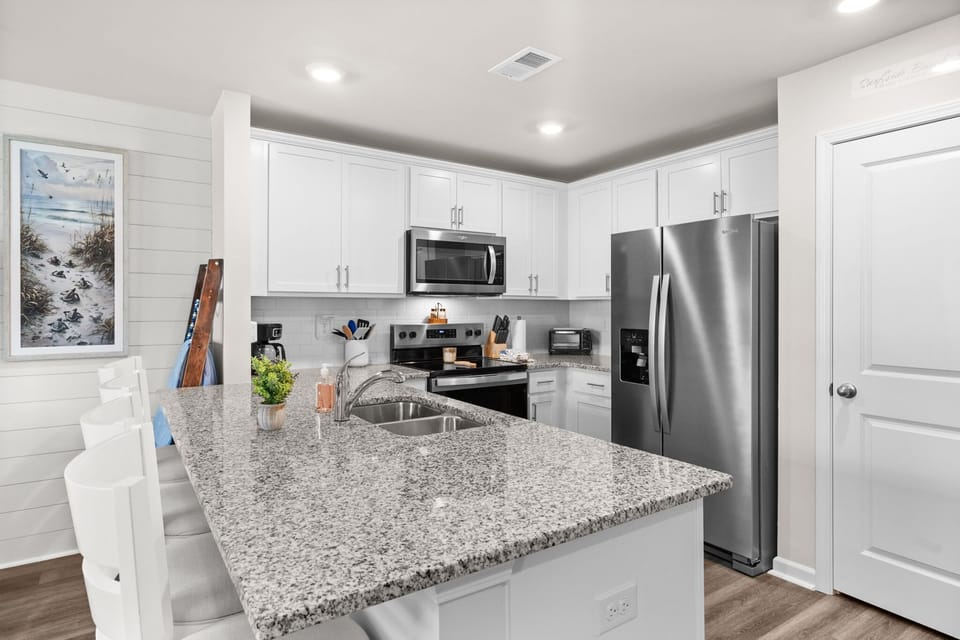 Brand new stainless steel appliances & beautiful granite countertops!
