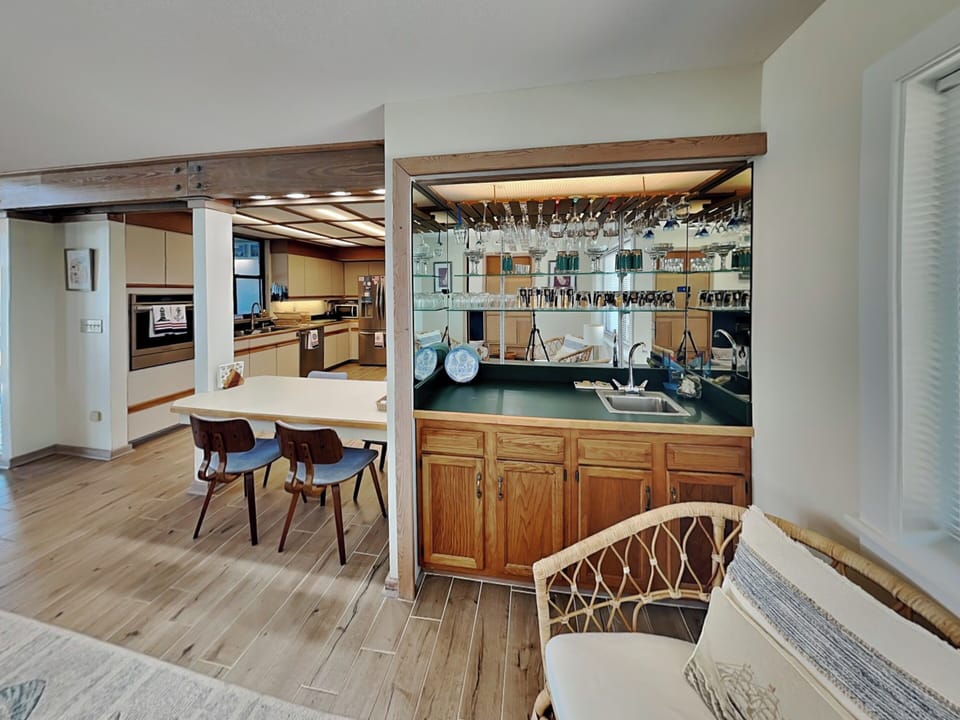 Living Space - Wet Bar + Seating Area