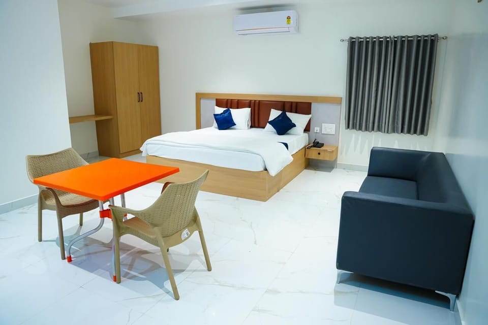 Deluxe Double Room | Laptop workspace, free WiFi