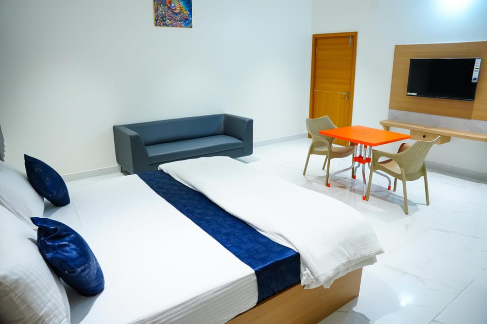 Deluxe Double Room | Laptop workspace, free WiFi