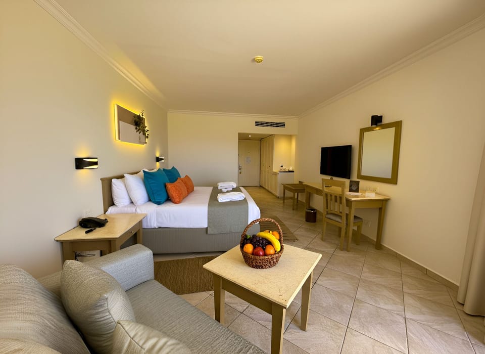 Deluxe Room | Minibar, in-room safe, desk, blackout drapes