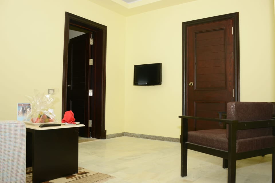 Royal Suite | Minibar, in-room safe, desk, blackout drapes