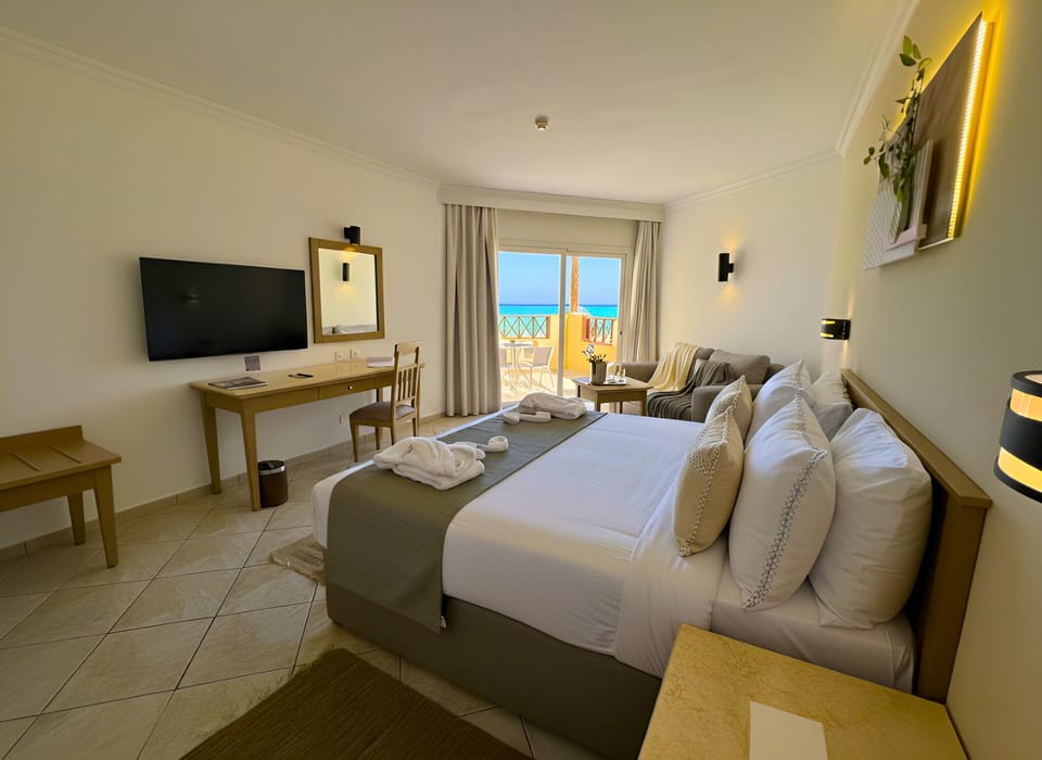 Deluxe Room | Minibar, in-room safe, desk, blackout drapes