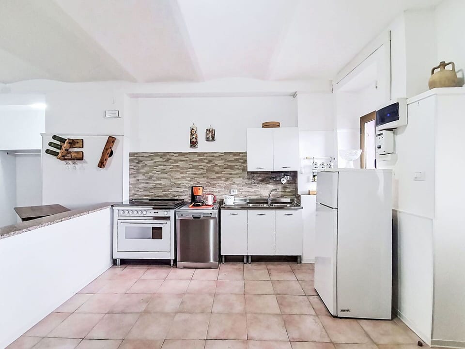 Kitchen, Kitchen Appliance, Major Appliance, Flooring, Countertop, Furniture, Floor, Interior Design, Home Appliance, Cabinetry