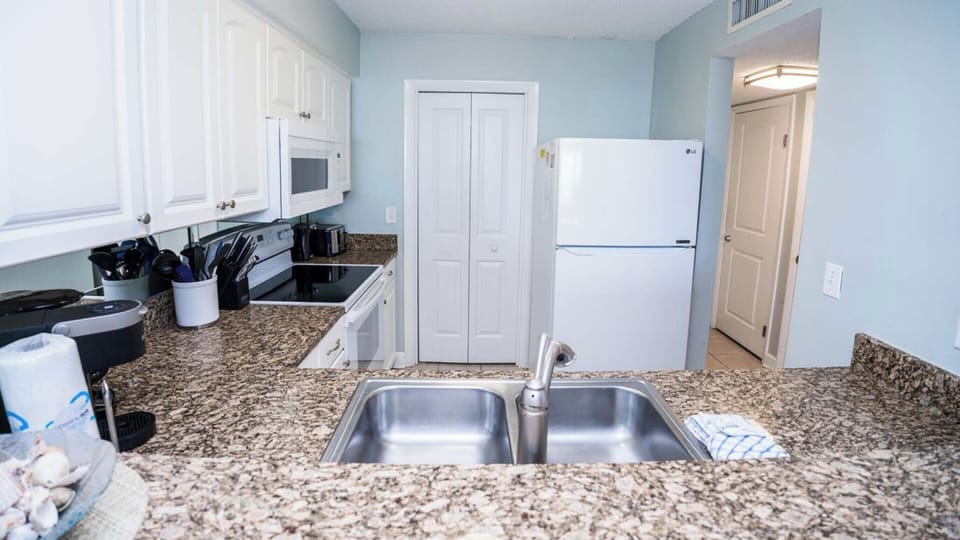 Full kitchen