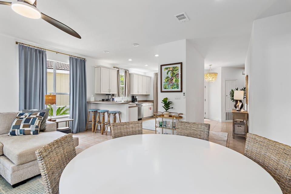 Dining area to kitchen view