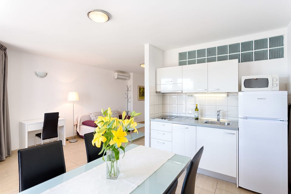 Apartment, Terrace (Studio) | Hypo-allergenic bedding, in-room safe, soundproofing, free WiFi