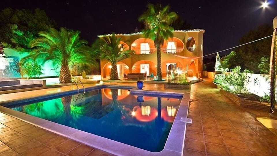 Night swims and villa glow in Alcantarilha, Algarve. 6-bedroom escape with heated pool, parking and space to unwind. #AlgarveVilla #HeatedPool #LovelyStay