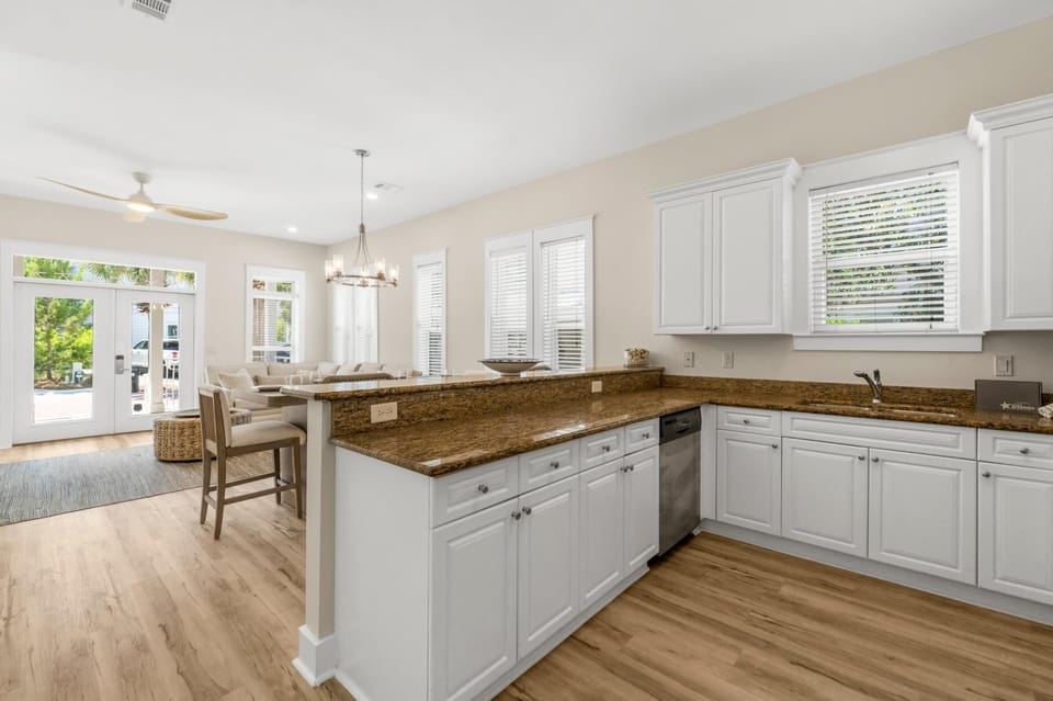 House, 4 Bedrooms, Courtyard View | Private kitchen | Full-size fridge, microwave, oven, stovetop