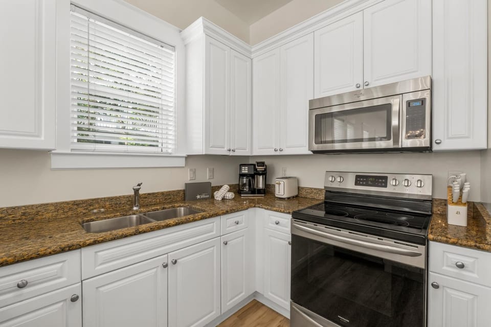 House, 4 Bedrooms, Courtyard View | Private kitchen | Full-size fridge, microwave, oven, stovetop