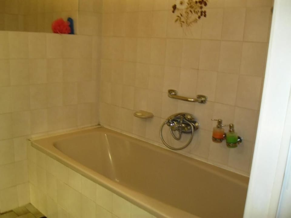 Deluxe Double Room, Garden View | Bathroom | Slippers, towels