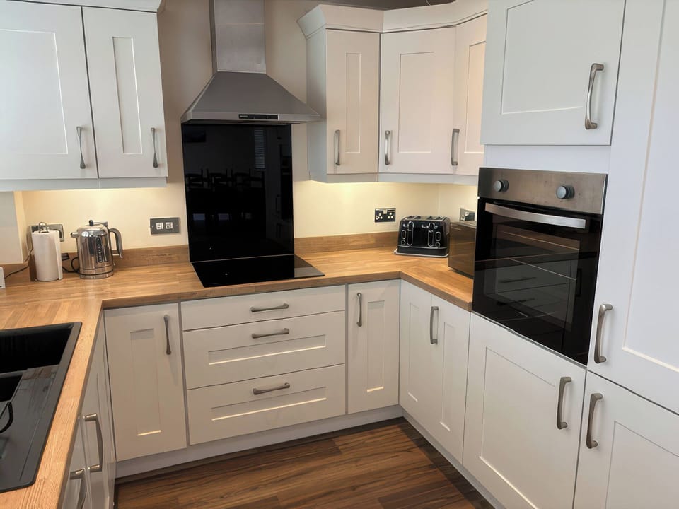 Cottage | Private kitchen | Dishwasher, cookware/dishes/utensils