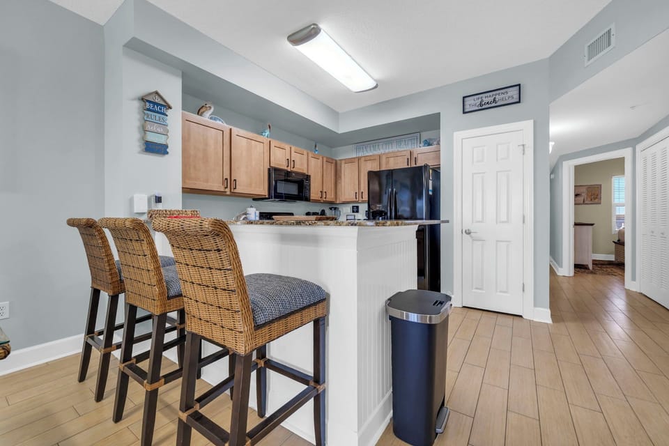 Eat-in kitchen bar seating