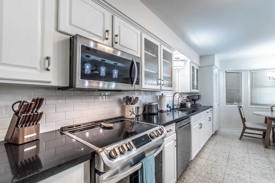 House, Multiple Beds, Pool Access, Pool View (103 Ocean View) | Private kitchen