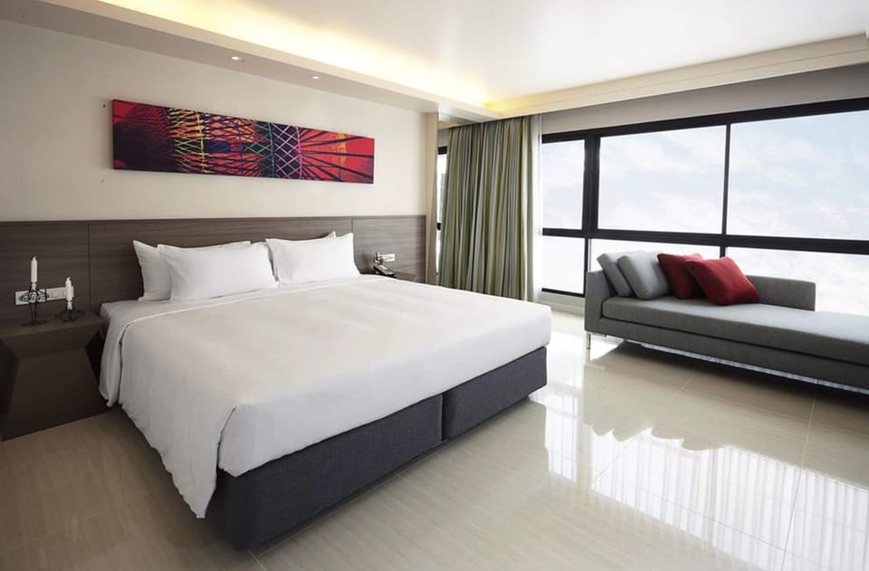 Deluxe Double Room | Minibar, in-room safe, desk, blackout drapes