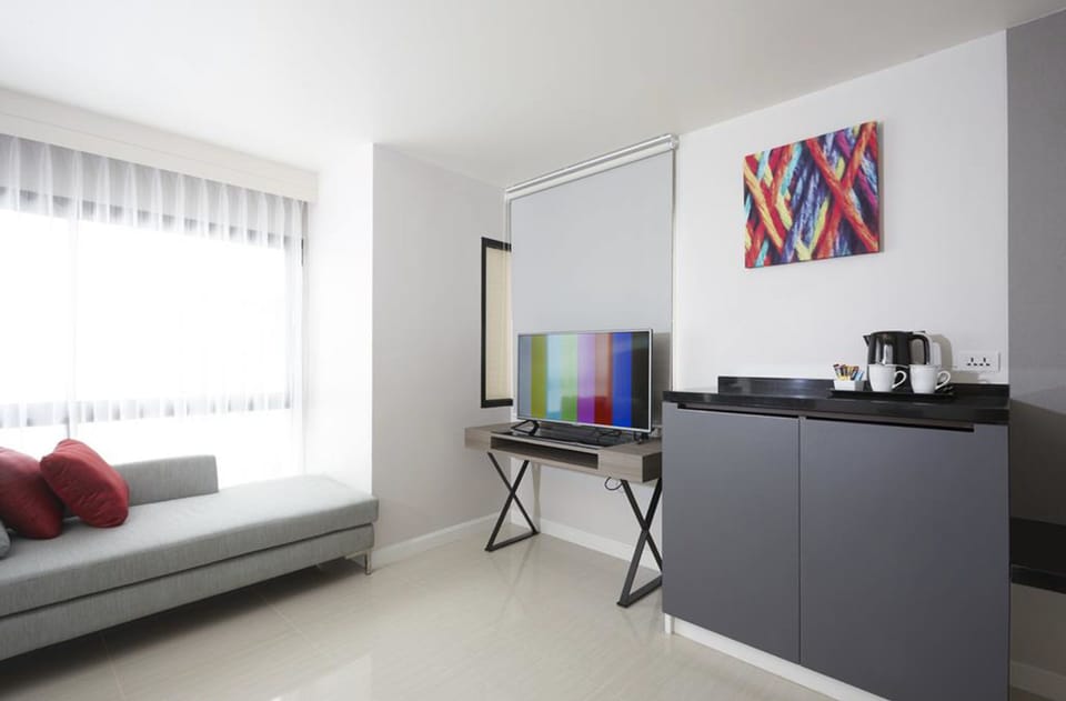 Deluxe Double Room | Living area | 32-inch LCD TV with cable channels, TV