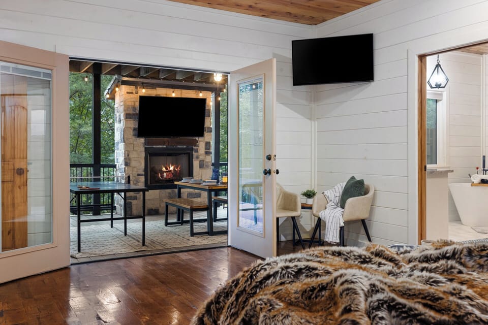 Stretch out in comfort, step out onto the deck, and ease into the kind of peaceful cabin getaway that feels instantly refreshing.