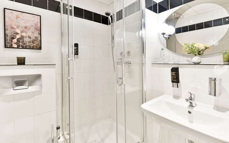 Shower, towels