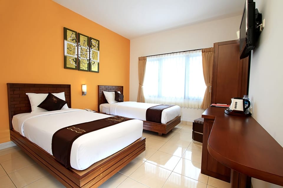 Deluxe Room | Minibar, in-room safe, desk, free WiFi