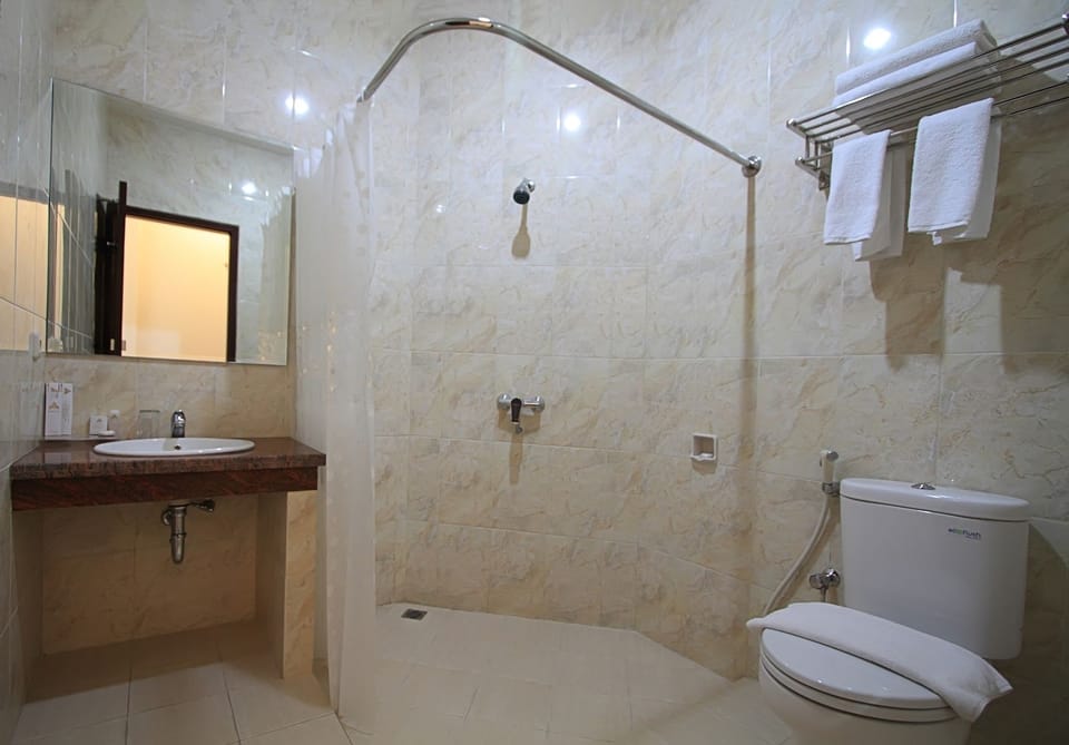 Premier Room | Bathroom | Shower, free toiletries, slippers, towels