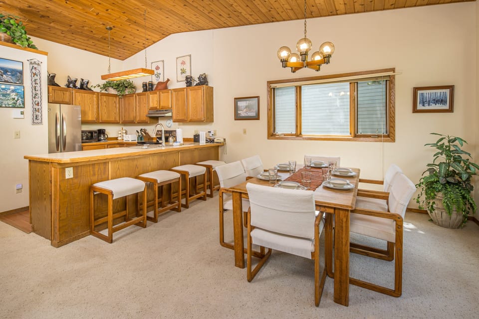 Seating for 6 at the dining table and seating for 4 at the breakfast bar | Upper Level