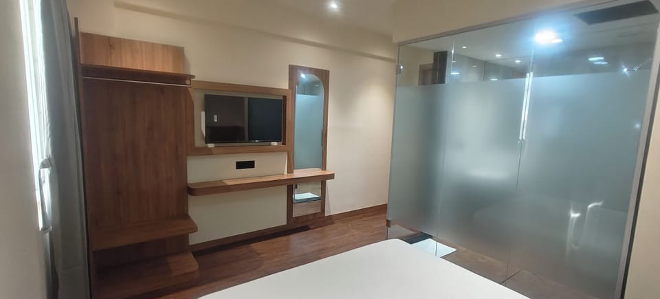 Executive Room | Desk, laptop workspace, free WiFi