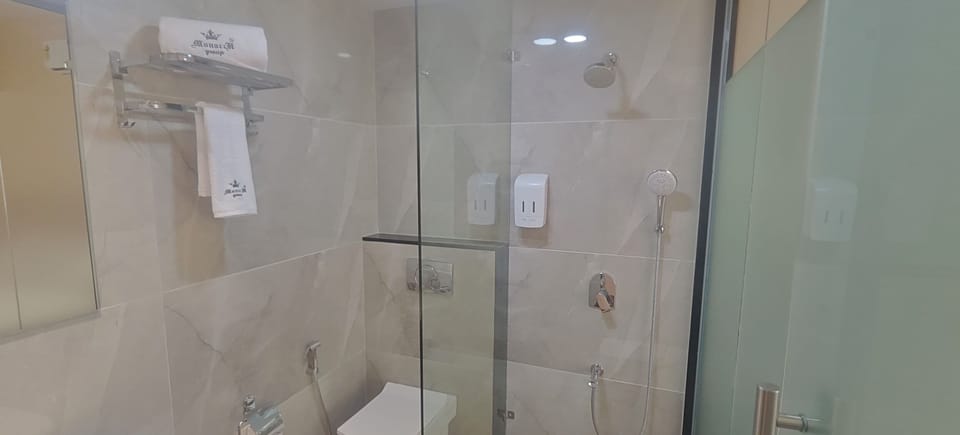 Executive Room | Bathroom | Shower, free toiletries, towels