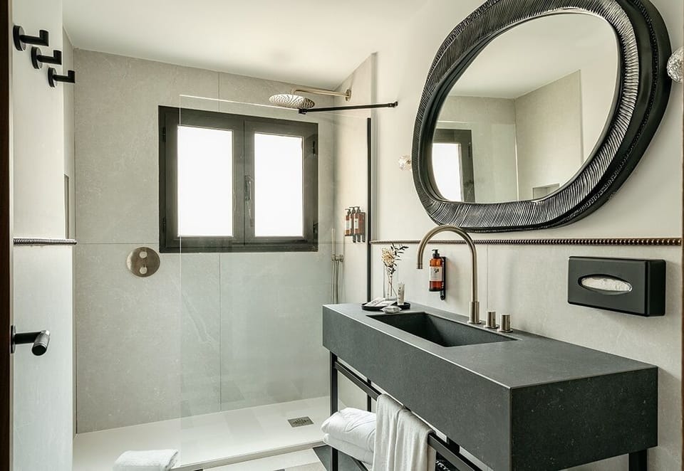 Deluxe Room | Bathroom | Shower, eco-friendly toiletries, hair dryer, bidet