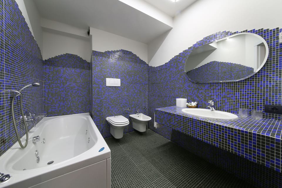 Family Room, Lake View, Lakeside | Bathroom | Shower, rainfall showerhead, free toiletries, hair dryer
