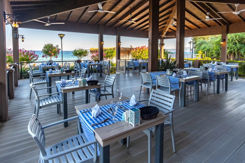 4 restaurants; breakfast, lunch, and dinner served
