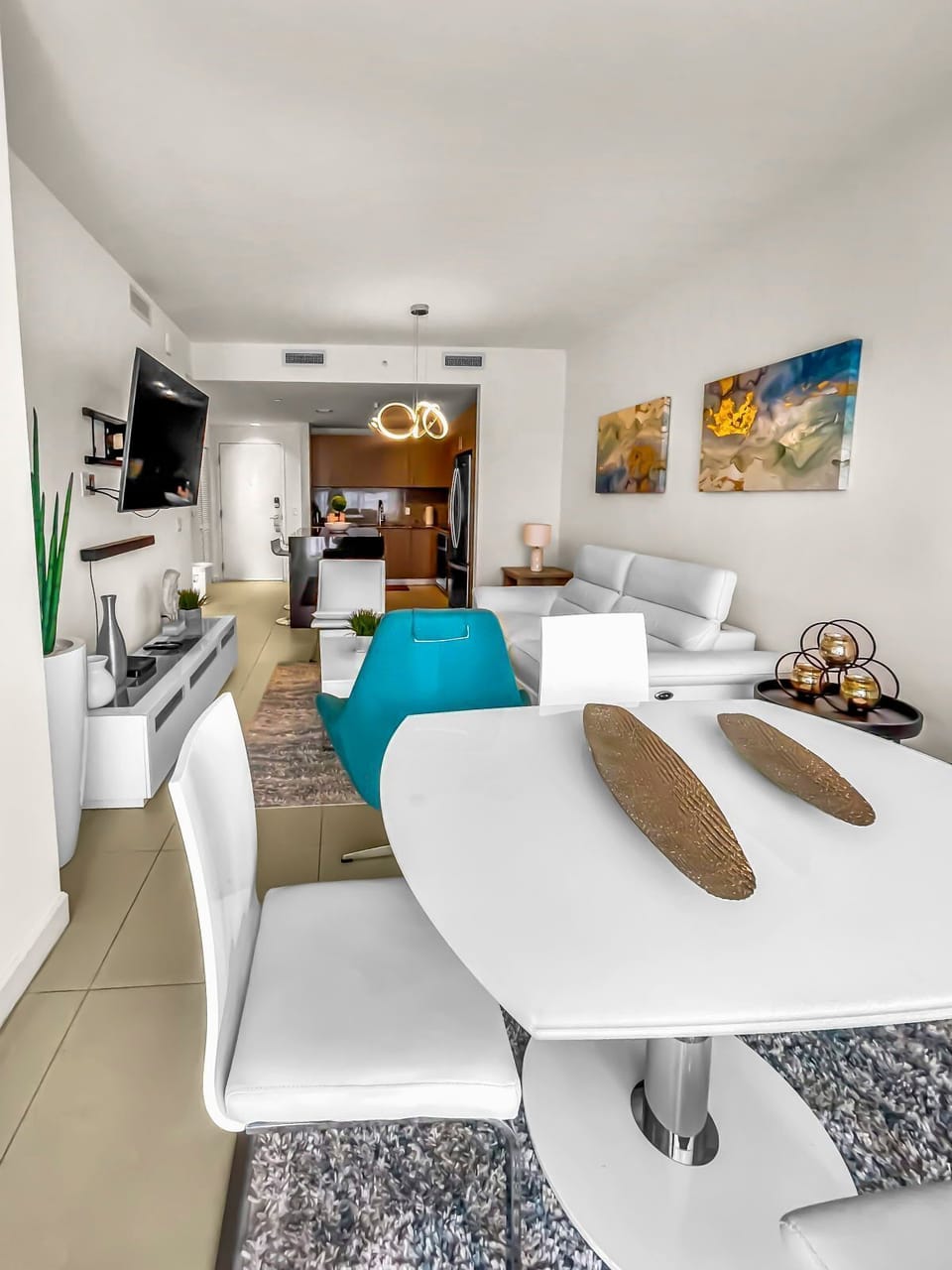 Experience the modern living area, featuring stylish furnishings and a Smart TV.