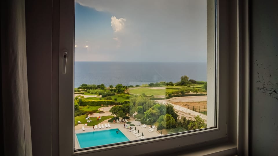 Standard Room, Sea View | Minibar, in-room safe, desk, blackout drapes