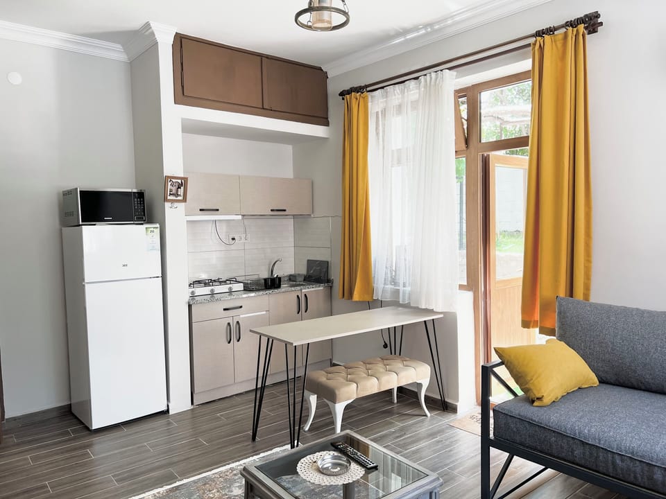 Apartment, Garden View | In-room dining
