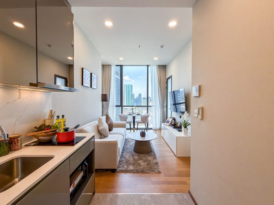 Apartment, 1 Bedroom, Balcony, Garden View | Living room | Books