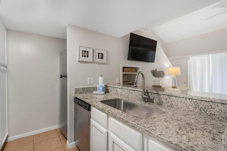 Condo, 1 King Bed with Sofa bed (Sugar Beach 357) | Private kitchen