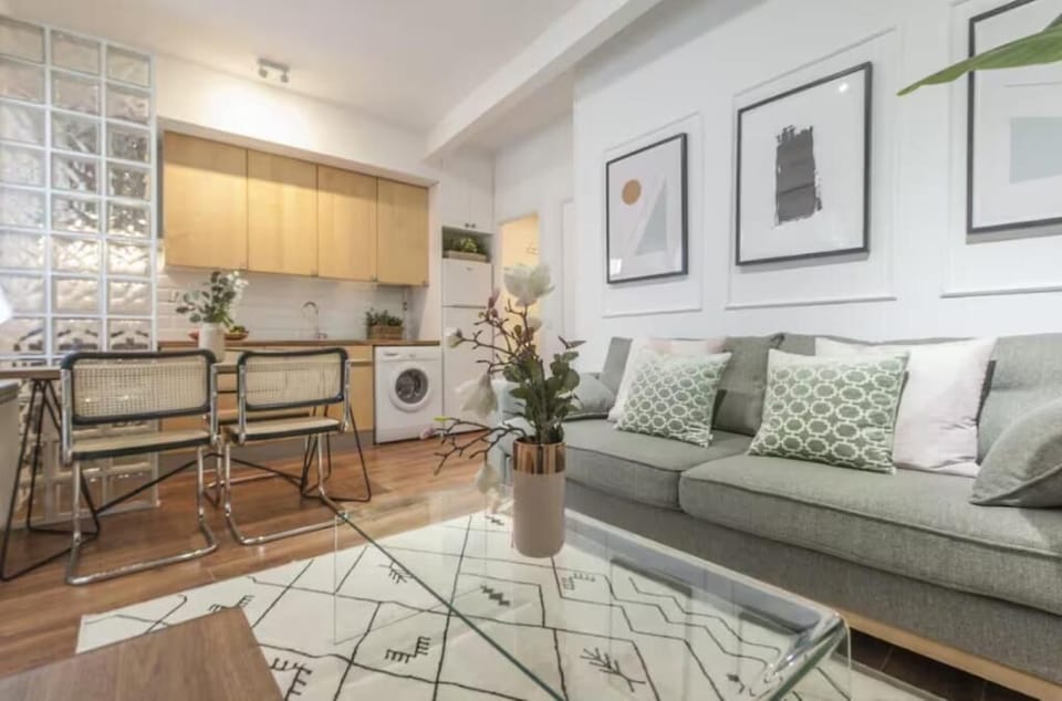 Deluxe Apartment | Living area | 32-inch flat-screen TV with cable channels