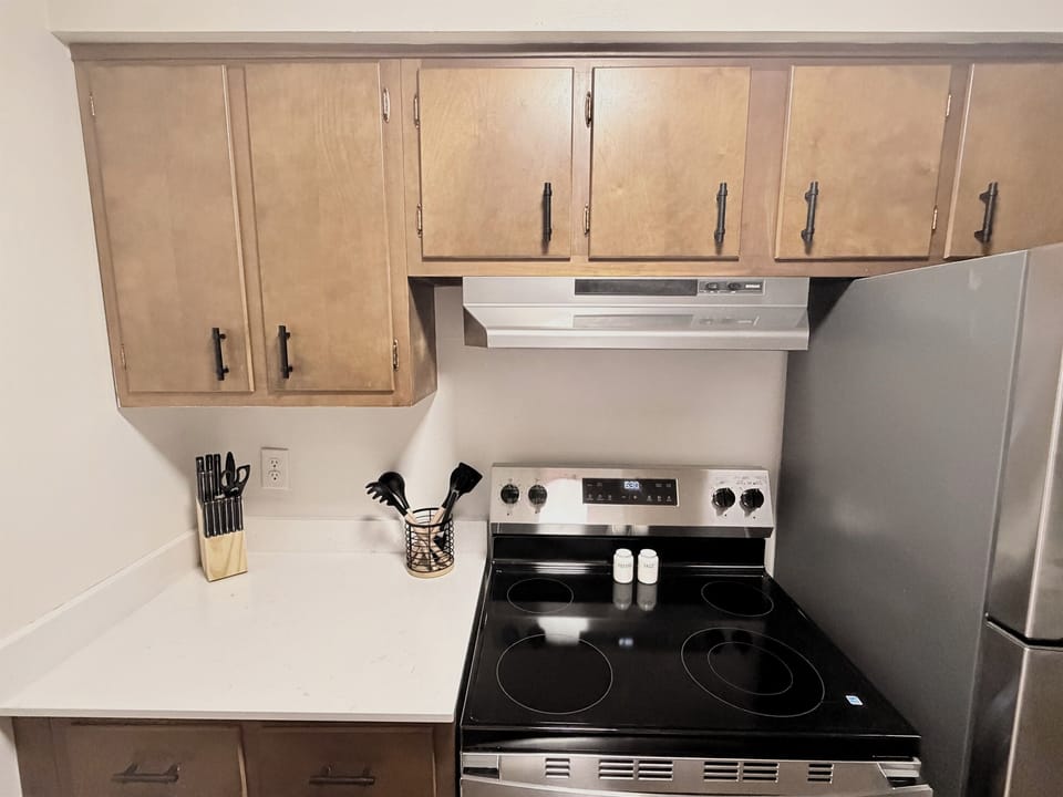 Kitchen w/stainless steel appliances & quartz countertops