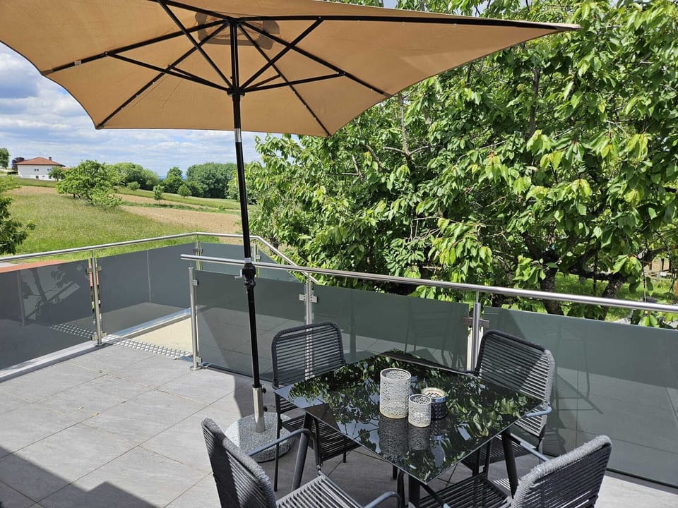 Comfort Apartment, 1 King Bed with Sofa bed, Non Smoking, Garden View | Outdoor dining