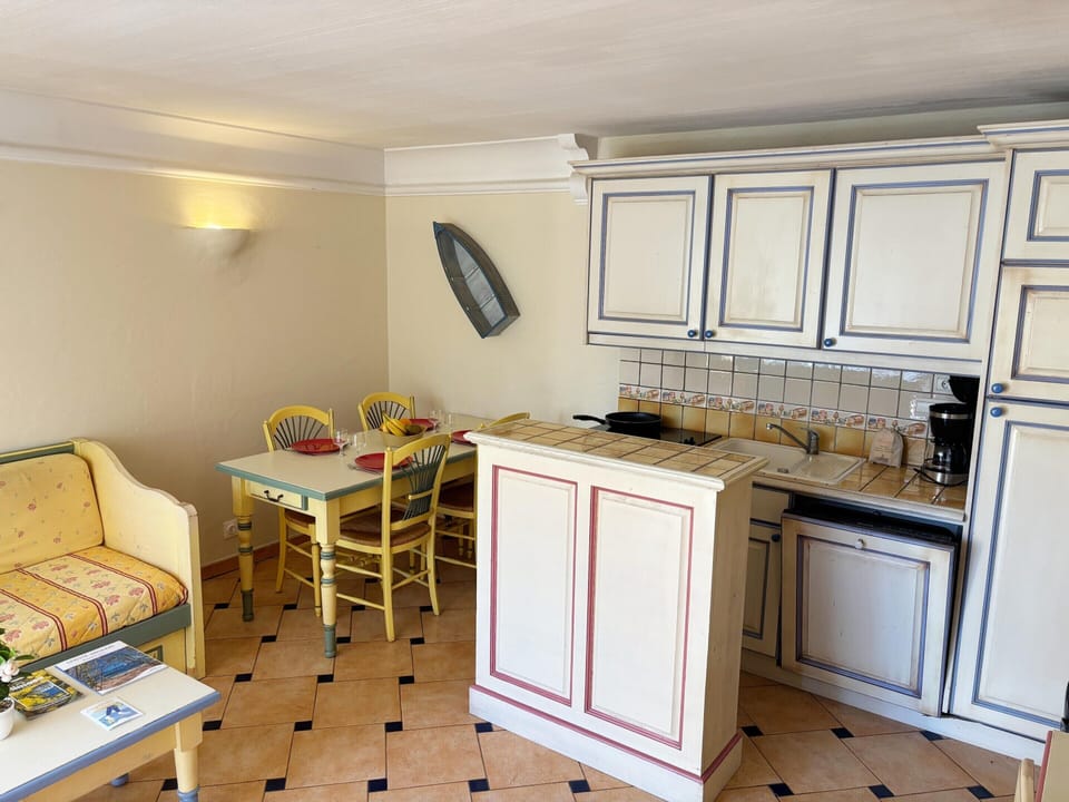 House | Private kitchen | Electric kettle, highchair