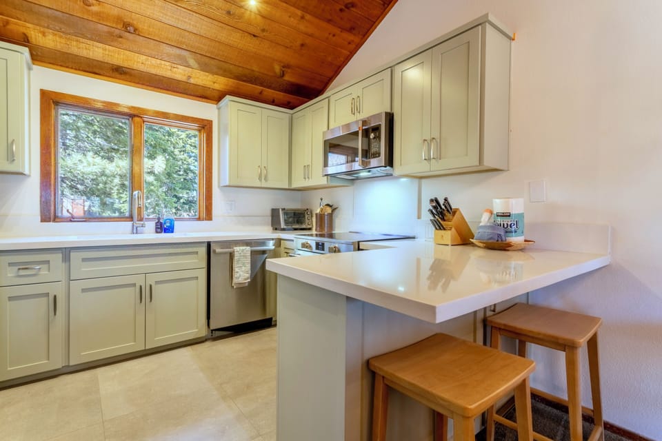 Newly remodeled kitchen w/ bar seating.