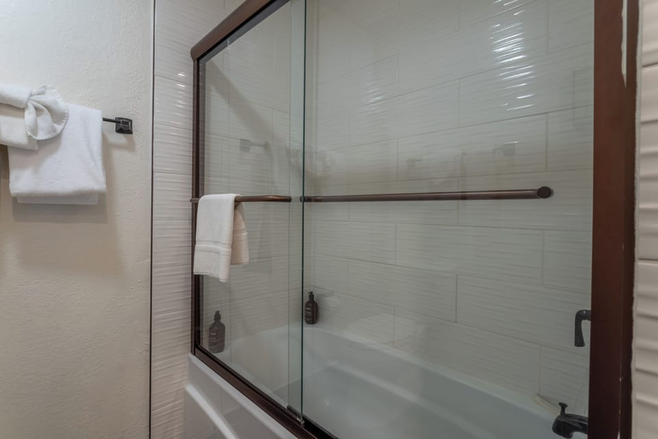 Primary bathroom has tub/shower.