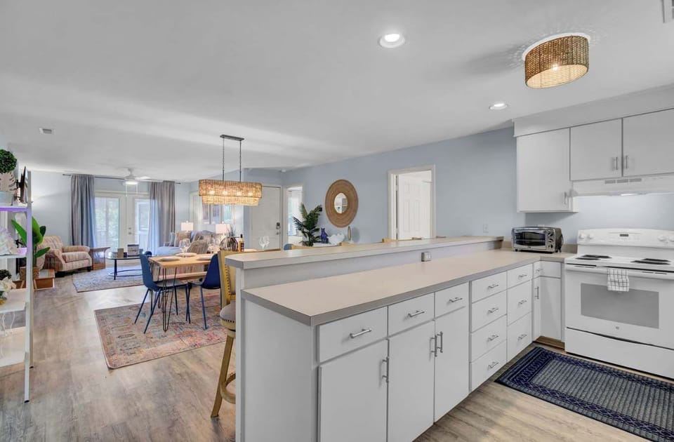 Enjoy casual dining, morning coffee, or evening appetizers around the kitchen island with seating for 6.