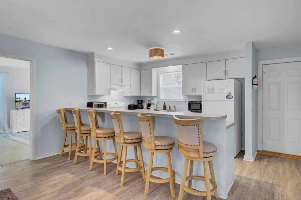Enjoy casual dining, morning coffee, or evening appetizers around the kitchen island with seating for 6.