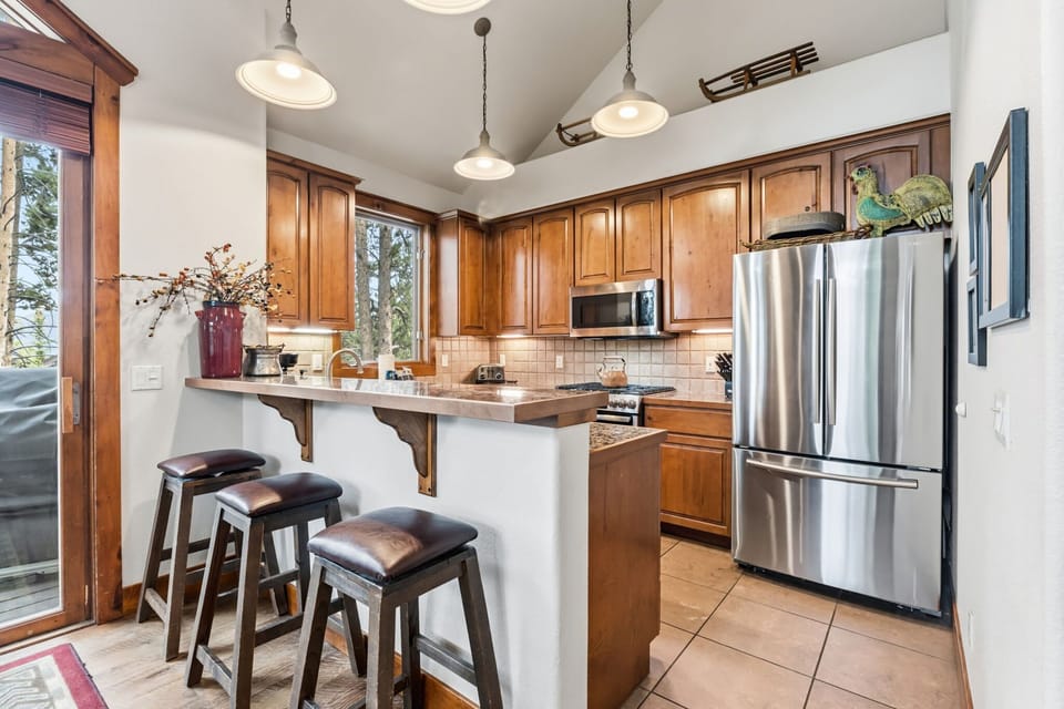 Kitchen: Drip coffee maker, Samsung refrigerator, General Electric oven, General Electric stovetop, General Electric microwave, Whirlpool dishwasher, blender, kettle, cooking utensils, tableware
