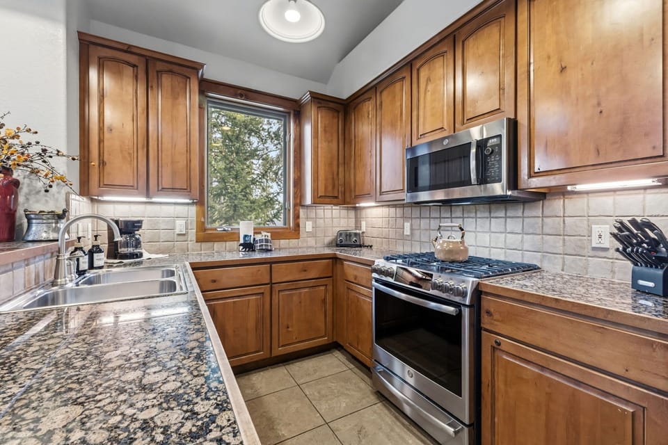 Kitchen: Drip coffee maker, Samsung refrigerator, General Electric oven, General Electric stovetop, General Electric microwave, Whirlpool dishwasher, blender, kettle, cooking utensils, tableware
