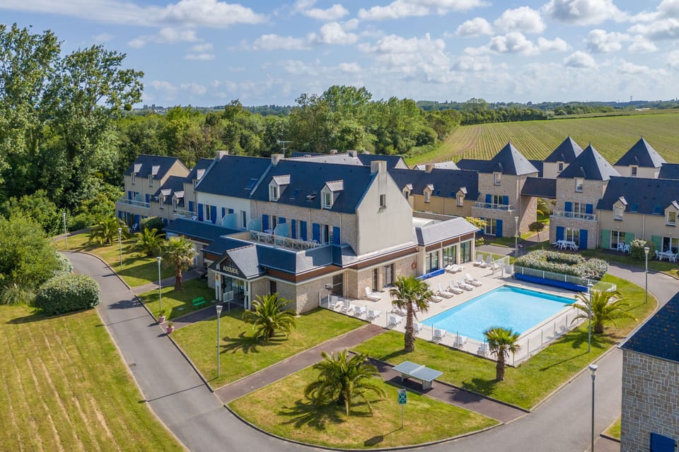 Aerial view of Résidence Le Domaine des Mauriers, set in a peaceful green estate at the entrance to Saint-Malo.