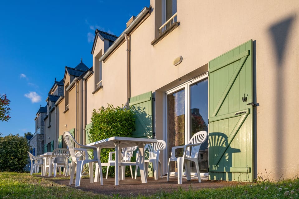 With seating for the whole group, the private terrace is the ideal spot to gather, unwind, and make the most of the Breton sunshine.