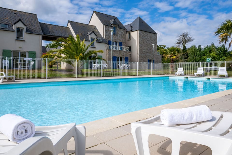  Take a dip in the outdoor heated pool, open from April to late September, weather permitting.